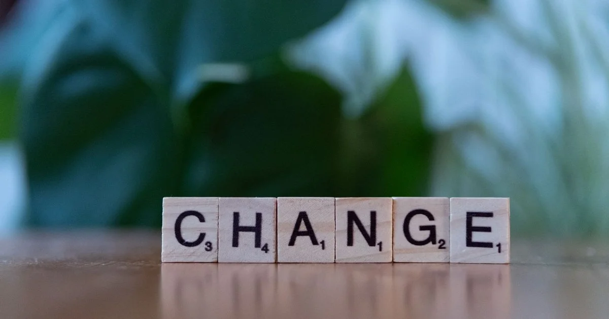 「CHANGE」と書かれた木製のブロックが並んでいる様子
