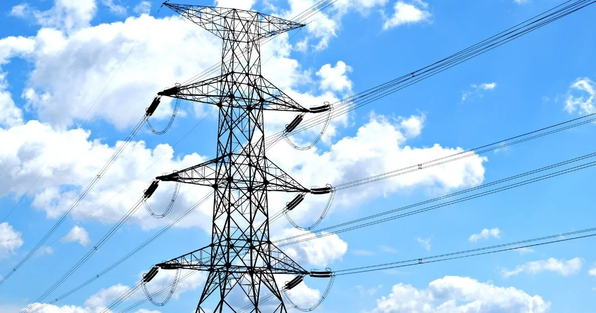 青空を背景にした送電線の鉄塔