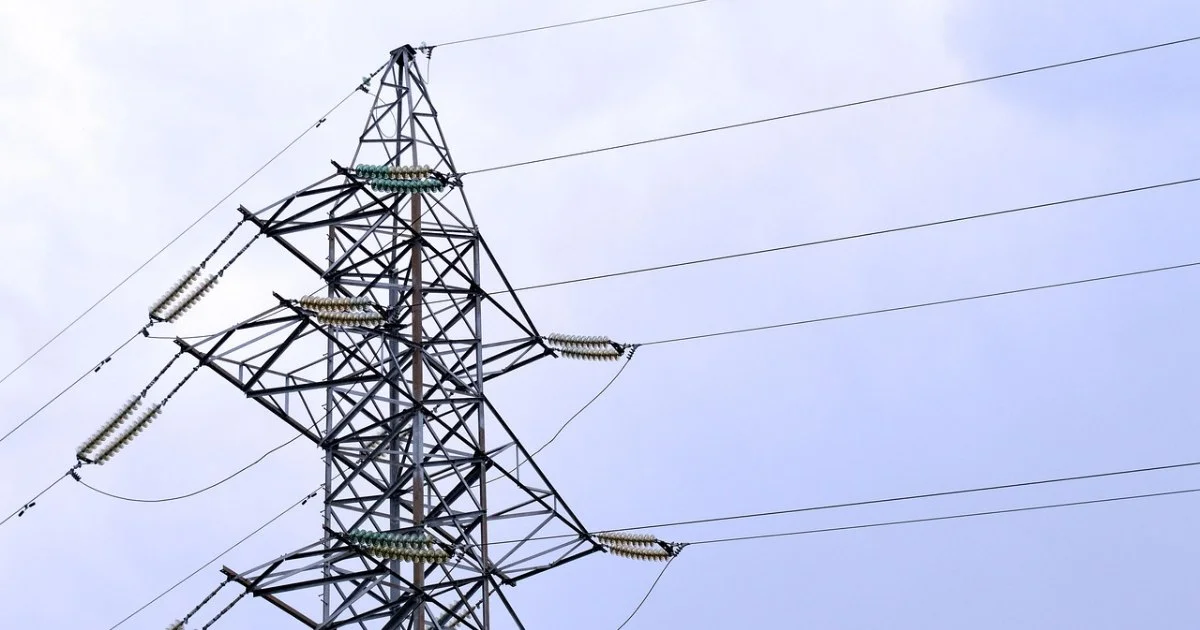 青空を背景にした送電鉄塔と送電線