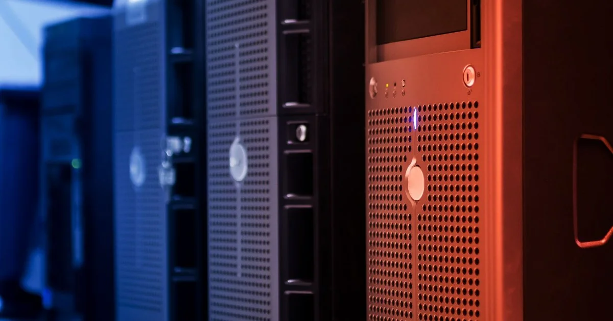 青い光に照らされたサーバーのタワー型ユニット