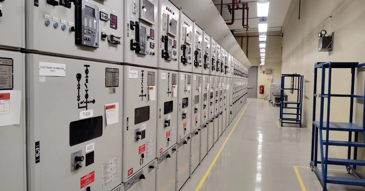 高圧受電設備の配電盤が並ぶ廊下